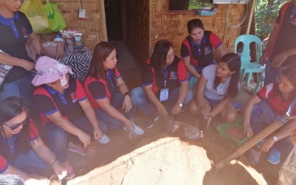 <p><strong>MUSHROOM PRODUCTION.</strong> Educators of the Alternative Learning System Continuing Education Program from Zamboanga del Sur learn to make mushroom spawn bags at the Department of Agriculture-Davao Region Central Experiment Station (DARCES) in Davao City on Friday (Dec. 13, 2019). The recipients of their training will be the Alternative Learning System Continuing Education Program: Accreditation and Equivalency Test students of the Municipality of San Pablo, Dinas, Damataling, Pitogo and Tabina in Zamboanga del Sur. <em>(PNA photo by Che Palicte)</em></p>