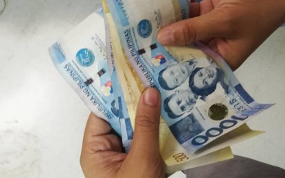 <p><strong>WARNING VS. FAKE BILLS</strong>. The Bangko Sentral ng Pilipinas (BSP) in Iloilo warns the public on Monday (Dec. 16, 2019) against the possible circulation of counterfeit bank notes this holiday season. Lowen Andrew Ligad, bank officer II of BSP-Iloilo, particularly warned vendors in Iloilo City's downtown area who he said are most vulnerable to counterfeiters. <em>(PNA photo by Gail Momblan)</em></p>