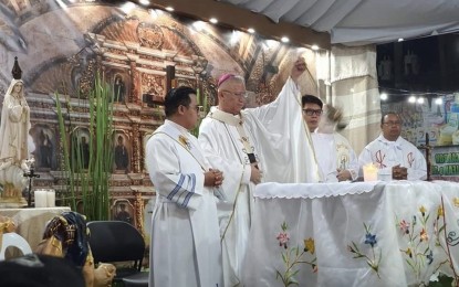 <p><strong>MISA DE GALLO</strong>. Cebu Archbishop Jose S. Palma celebrates the traditional Misa de Gallo at the Carbon Public Market on Monday (Dec. 16, 2019. Palma emphasized the Philippine Roman Catholic Church's theme for 2020, the "Year of the Ecumenism, Interreligious Dialogue, and Indigenous Peoples" in his homily to hundreds of vendors and market-goers who attended the dawn mass. <em>(Photo courtesy of the Cebu City Vice Mayor's Office)</em></p>