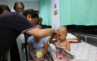 <p><strong>CHRISTMAS CELEBRATION</strong>. President Rodrigo Roa Duterte greets a pediatric patient during his visit to the Southern Philippines Medical Center's Cancer Institute Children's Unit in Davao City on Dec. 23, 2018. Malacañang said on Tuesday (Dec. 17, 2019) said the President “as usual” will spend Christmas with his family in his hometown in Davao City. <em>(Presidential photo of Toto Lozano)</em></p>