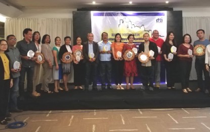<p><strong>COMPETITIVE LGUs.</strong> The Department of Trade and Industry in Western Visayas (DTI 6) cites on Monday (Dec. 16, 2019) competitive local government units in the region. Rebecca Rascon, DTI 6 regional director, said Western Visayas performed well in government efficiency and resilience while its infrastructure and economic dynamism can still be improved. <em>(PNA photo by Gail Momblan)</em></p>