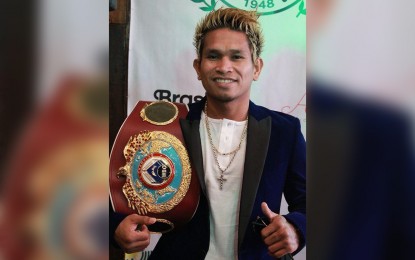 <p><strong>WBO CHAMPION</strong>. Johnriel Casimero displays his World Boxing Organization (WBO) belt he won via a third-round stoppage of Zolanie Tete of South Africa in Birmingham, England on November 30, 2019. Casimero set eyes on International Boxing Federation (IBF) and World Boxing Association (WBA) champion Naoya Inoue of Japan. (<em>Photo courtesy of PSA)</em></p>