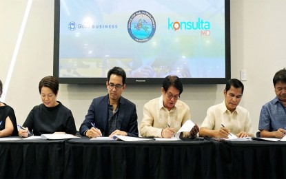 <p><strong>VOICE TELEHEALTH KITS.</strong> Department of Health (DOH) regional director Eduardo Janairo (3rd from right) and Globe senior vice president Peter Maquera (in blue suite) lead the signing of the memorandum of agreement for the roll-out of the Medical Call Consultation (MCC) Service Project at the Globe building in BGC, Taguig City on Monday (Dec. 16, 2019). Others in photo are (left to right) Globe VP for Sales Marianne Quiambao; Global Telehealth CEO Maridol Ylanan; Mayor Gaudioso Manalo of Lobo, Batangas; and Mayor Rodel Espiritu of Jomalig, Quezon. Under the MOA, Innove Communications, Inc. shall provide 180 voice telehealth kits for the implementation of the mobile health consultation project in Calabarzon from December 2019 to April 2022. <em>(PNA photo by Ben Briones)</em></p>