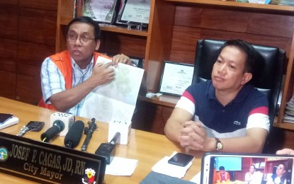 <p><strong>NOT MAN-MADE</strong>. Undersecretary Renato Solidum of Phivolcs say the strong earthquakes that hit Davao del Sur and North Cotabato were neither man-made nor volcanic in origin. Digos City Mayor Josef Cagas (in blue polo) listens. <em>(PNA photo by Eldie Aguirre)</em></p>