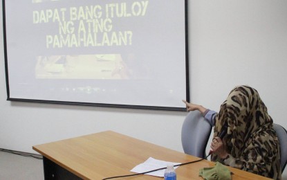 <p><strong>EX-REBEL BARES TRUTH.</strong> Former rebel "Ka Dada" shares to various youth organizations why peace talks fail despite aggressive efforts from the government, during a forum at the University of the Philippines in Diliman, Quezon City on Wednesday (Dec. 18, 2019). The former rebel said the Communist Party of the Philippines (CPP) only takes advantage of the immunity offered by the government during the peace talks negotiations to reorganize their group. <em>(PNA photo by Gil Calinga)</em></p>