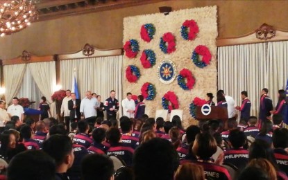 <p><strong>HONORED ATHLETES.</strong> President Rodrigo Duterte shakes hand of Olympian weightlifter Hidilyn Diaz as he honored athletes who won medals in the recent 30th Southeast Asian Games in Malacañang on Wednesday (Dec. 18, 2019). Duterte gave additional PHP21 million incentives and conferred the Order of Lapu-Lapu rank of Kamagi to all of the medalists.<em> (PNA photo of Azer Parrocha)</em></p>