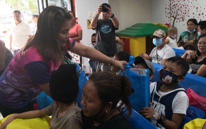 <p><strong>HELPING THE NEEDY.</strong> PCSO General Manager Royina Garma distributes gifts to about a hundred cancer patients at the Southern Philippines Medical Center in Davao City on Sunday (Dec. 15, 2019). On Monday, Garma also distributed relief items to hundreds of residents affected by Sunday's magnitude-6.9 earthquake. <em>(Photo courtesy of PCSO)</em></p>