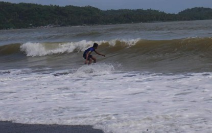 <p><strong>CATCHING THE WAVES.</strong> Surfers catch ocean waves in Borongan City, Eastern Samar. Surfriders Club of Eastern Samar (SCES) has bared plans to form the Eastern Visayas surfing circuit to hone the skills of local surfers.<em> (Photo courtesy of SCES)</em></p>