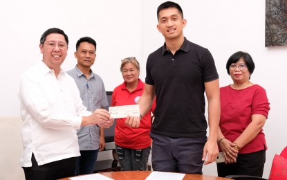 <p><strong>CHECK FROM DDB</strong>. Ilocos Norte Governor Matthew Joseph Manotoc receives a check worth P5 million from Undersecretay Earl Saavedra of the Dangerous Drugs Board. The amount will be used for the establishment of a drug rehabilitation center in Barangay Tamdagan, Vintar town. <em>(Photo from Ilocos Norte province)</em></p>