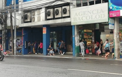 <p><strong>SIDEWALK.</strong> A portion of the sidewalk at Bacolod City’s downtown area on Gonzaga Street right across the public plaza on a Friday afternoon (Dec. 20, 2019). Vendors have become scarce in the past days after they have been warned to stop occupying the area as part of the clearing operations. <em>(PNA photo by Nanette L. Guadalquiver)</em></p>