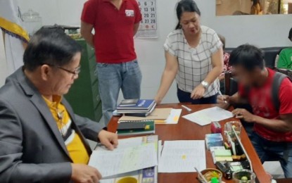 <p><strong>FINANCIAL AID.</strong> A former New People’s Army rebel (right) receives a financial aid of PHP15,000 from the Negros Occidental provincial government, in the presence of provincial director Ferdinand Panes (left) of the Department of the Interior and Local Government on Thursday (Dec. 19, 2019). The immediate assistance is provided to the recipients through the government’s Enhanced-Comprehensive Local Integration Program (E-CLIP).<br /><em>(Photo courtesy of 303rd Infantry Brigade, Philippine Army)</em></p>