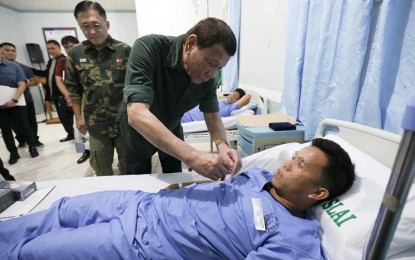 <p><strong>PRRD VISITS SOLDIERS.</strong> President Rodrigo R. Duterte confers the Order of Lapu-Lapu Rank of Kampilan on one of the wounded soldiers he visited at the Camp Siongco Station Hospital in Maguindanao on Monday (Dec. 23, 2019). Senator Christopher Lawrence "Bong" Go joined President Duterte in his visit. <em>(Presidential photo by Toto Lozano)</em></p>