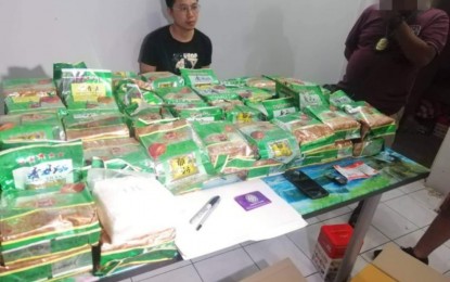 <p><strong>NABBED.</strong> Philippine Drug Enforcement Agency agents seize a more than 100 of Chinese teabags of suspected shabu worth PHP802 million. Agents also arrested a Chinese national in a buy-bust on Tuesday Dec. 24) in Barangay Sienna, Quezon City. <em>(Photo courtesy by PDEA).</em></p>