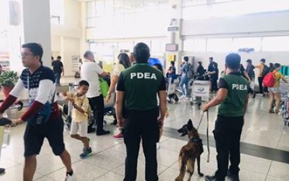 <p><strong>GAINING GROUND.</strong> Philippine Drug Enforcement Agency (PDEA) officers conduct inspections at the Iloilo International Airport in Cabatuan, Iloilo. PDEA said its anti-drug campaign in Western Visayas is gaining ground, with 74.5 percent of the barangays in the region already declared as drug-cleared<em>. (Photo courtesy of PDEA 6)</em></p>