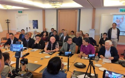 <p><strong>LONG ROAD TO PEACE</strong>. Bishop Felixberto Calang of Iglesia Filipina Independente (2nd from right) talks with former Secretary Jesus Dureza of Office of the Presidential Adviser on the Peace Process. They are joined by other Philippine government and National Democratic Front of the Philippines representatives. <em>(Photo courtesy of Sowing the Seeds of Peace Mindanao)</em></p>