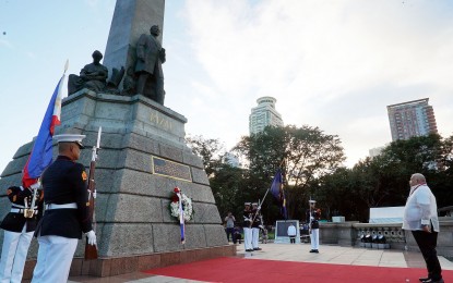 <p><strong>WREATH-LAYING</strong>. Executive Secretary Salvador Medialdea leads the wreath-laying ceremonies at the Rizal monument in Manila to commemorate the 123rd martyrdom of national hero, Dr. Jose P. Rizal, on Monday (Dec. 30, 2019). The descendants of Rizal’s two sisters, Saturnina and Maria, joined the commemoration at the Rizal Park in Manila. <em>(PNA photo by Ben Briones).</em></p>