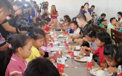 <p><strong>KIDS TOUR.</strong> Senator Christopher Lawrence Go joins over a hundred kids from Davao del Sur during a lunch in a mall in Davao City on Sunday (December 29, 2019). The senator toured the kids from Davao del Sur to somehow ease the trauma caused by the series of earthquakes which heavily affected Davao del Sur province recently. <em>(PNA photo by Che Palicte)</em></p>