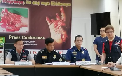 <p><strong>OPLAN IWAS PAPUTOK</strong>. In a press briefing on Wednesday (Jan1, 2020), Health Secretary Francisco Duque III said the firecracker-related injuries reduced as much as 35 percent this year. From Dec. 1, 2019 to Jan. 1, 2020, the Department of Health recorded a total of 164 firecracker-related injuries, which is lower than the 251 cases reported during the same period last year. <em>(PNA photo by Lade Kabagani)</em></p>