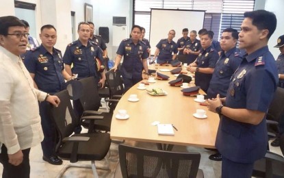 <p><strong>SIGNAL SHUTDOWN.  </strong>Cebu City Police Office acting director, Col. Engelbert Soriano and 11 station commanders under his command visit Mayor Edgardo Labella at the Cebu City Hall before the New Year's Eve (Dec. 31, 2019). Soriano assured local and foreign tourists visiting Cebu during the Sinulog 2020 that there will be no total signal shutdown during the fiesta celebration on January 19. (<em>Photo courtesy of Casimiro Madarang IV</em>) </p>