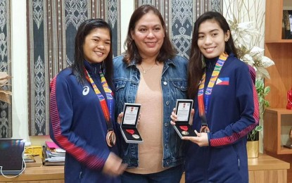 <p><strong>WARM WELCOME.</strong> Mati City Mayor Michelle Rabat (center) welcomes the 2019 Southeast Asian Games (SEA Games) sepak takraw bronze medalists Allyssa Bandoy and Mary Melody Taming on Friday (January 3) at her office. The two athletes will receive PHP25,000 each as incentive from the local government.<em> (Photo courtesy of Mati CIO)</em></p>