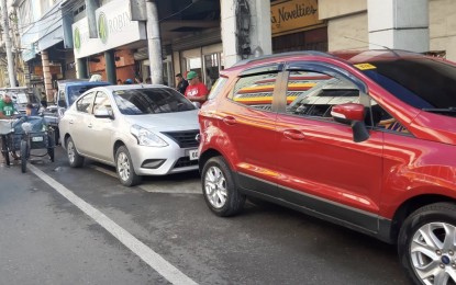 <p><strong>ROADSIDE PAY PARKING</strong>. Cars parked along the roadside pay parking on Plaridel Street in downtown Cebu City. The Cebu City government is now reviewing its city ordinance legally allowing roadside pay parking operations along the city roads, following release of Department of the Interior and Local Government memorandum circular 2019-193 requiring Local Government Units not to use thoroughfares for parking purposes. <em>(PNA photo by John Rey Saavedra)</em></p>