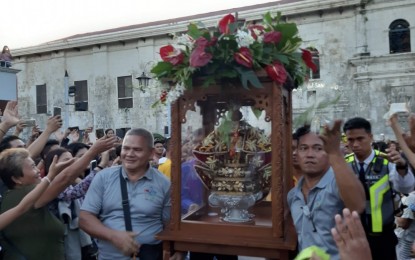 <p><strong>455TH FIESTA SEÑOR.</strong> Devotees flock to the image of Sto. Niño de Cebu upon its arrival at the Basilica Minore del Sto. Niño from its visitations to different parishes. Augustinian friars on Monday (Jan. 6, 2020) said all is set for the 12-day event leading to the Fiesta Señor on Jan. 19, 2020. <em>(PNA photo by John Rey Saavedra)</em></p>