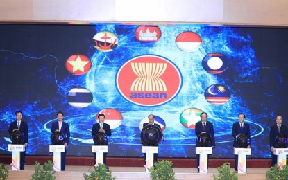 <p>Prime Minister Nguyễn Xuân Phúc (center) and other cabinet members pressed the ceremonial button to launch ASEAN 2020 website during Monday (Jan. 6, 2020) launch of Việt Nam's ASEAN chairmanship year.  <em>(VNA/VNS Photo Thống Nhất)</em></p>