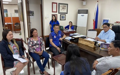 <p><strong>JUSTICE FOR JEANELYN.</strong> Labor Secretary Silvestre Bello III and OWWA Administrator Hans Leo Cacdac meet with the kin of slain OFW Jeanelyn Villavende in Manila on Tuesday (Jan. 7, 2020). The DOLE has asked the NBI to conduct an autopsy on Villavende's remains which are set to arrive in the country from Kuwait on Wednesday. <em>(PNA photo by Ferdinand Patinio)</em></p>