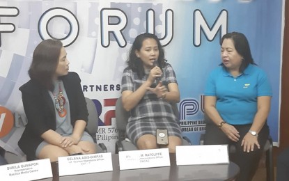 <p><strong>PREPARING FOR SINULOG</strong>. Avigael Ratcliffe (center), corporate communcations officer of GMR Megawide Cebu Airport Corp., emphasizes a point during the Association of Government Information Officers forum on Sinulog Festival preparations at the Philippine Information Agency (PIA-7) office in Cebu City on Tuesday (Jan. 7, 2020). Department of Tourism-7 chief of operations Gelena Asis-Dimpas (left) and Mactan Cebu International Airport information officer Mary Ann Dimayabao look on. <em>(PNA photo by John Rey Saavedra)</em></p>