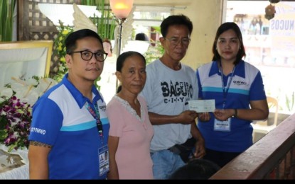 <p><strong>OWWA AID</strong>. The family (center) of Arlyn Nucos, an overseas Filipino worker from Caba, La Union who died in a car crash in Singapore, receives PHP220,000 from the Overseas Workers Welfare Administration (OWWA). The family of Nucos, an active member of OWWA, is entitled to death and burial benefits. More assistance is expected to be given by OWWA to the bereaved family, while aid from other government agencies continues to pour. <em>(Photo courtesy of OWWA-1)</em></p>