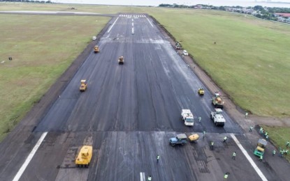 <p><strong>MACTAN AIRPORT RUNWAY.</strong> File photo shows the asphalt overlay works at the main runway of the Mactan-Cebu International Airport (MCIA) in September 2018 which temporarily halted the airport's operation. The MCIA has authorized the construction of a "contingency runway" as a provision for future airside contingencies such as aircraft accidents or maintenance works at the main runway. <em>(Photo courtesy of MCIAA)</em></p>