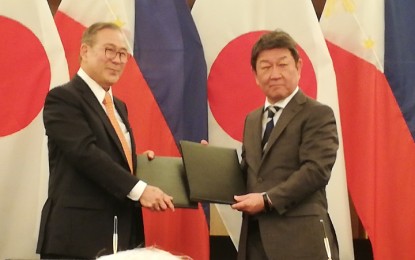 <p><strong>DIPLOMATIC NOTES SIGNED.</strong> Japanese Foreign Minister Motegi Toshimitsu and Department of Foreign Affairs Secretary Teodoro Locsin, Jr. sign the diplomatic notes on the Metro Manila Priority Bridges Seismic Improvement Project (Phase II) in Makati on Thursday (Jan. 9, 2020). The project will improve the resilience of two major bridges, Lambingan Bridge and Guadalupe Bridge, through the incorporation of improved seismic bridge design specifications. <em>(PNA photo by Joyce Ann L. Rocamora)</em></p>