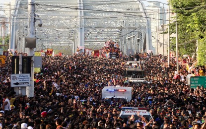 <p><strong>TRASLACION 2020.</strong> Thousands of devotees flock as the carriage of the Black Nazarene crosses the Ayala Bridge on Thursday (Jan. 9, 2020). Police officers are securing the front portion of the procession as devotees are only allowed to climb the back portion of the Black Nazarene's carriage. <em>(PNA photo by Joey O. Razon)</em></p>