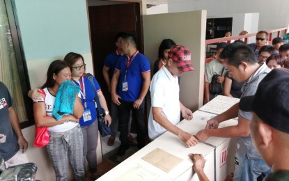 <p><strong>TRAGIC HOMECOMING.</strong> Overseas Workers Welfare Administration-Region 12 acting director Kristine Marie Sison (2nd from left) comforts Nelly Padernal (left), aunt of slain domestic helper Jeanelyn Villavende, as a relative and a worker of a funeral home in Norala town, South Cotabato untie the seal on a wooden box carrying her remains. The 26-year-old’s remains were brought home on Thursday (Jan.9), more than a week after her tragic death in the hands of her Kuwaiti employer late last month. <em>(PNA photo by Allen V. Estabillo)</em></p>