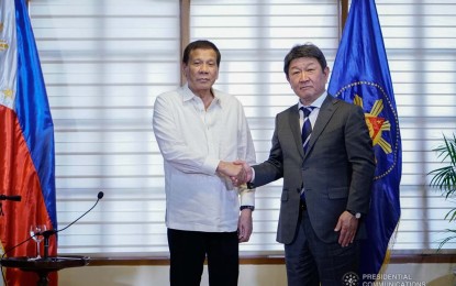 <p><strong>COURTESY CALL.</strong> President Rodrigo Duterte on Thursday (Jan. 9) meets with Foreign Minister Motegi Toshimitsu at Malacañan Palace. During Motegi’s courtesy call, Duterte thanks Japan for its continuing support to his government’s development agenda. <em>(Presidential Photo by King Rodriguez)</em></p>