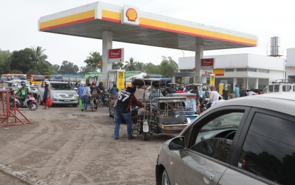 <p><strong>REFILL.</strong> Motorists fall in line to fill up their fuel tanks at a Shell gas station along Palico-Balayan Batangas Road in Batangas City on Monday (January 10, 2020). Some residents rushed to refill their tanks after Alert Level 4 has been raised following a major eruption of Taal Volcano on Sunday. <em>(PNA photo by Joey O. Razon)</em></p>