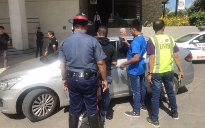 <p><strong>UNACCREDITED</strong>. Personnel of the Land Transportation Franchising and Regulatory Board in Central Visayas (LTFRB-7) and Highway Patrol Group (HPG-7) question the driver of a private car for using "inDriver" on Friday (Jan. 10, 2020) in Cebu City. LTFRB-7 Regional Director Edgardo Montealto Jr. said inDriver, a Russian ride-hailing app, has no office in Cebu and has no accreditation to engage as transport network vehicle service.<em> (Photo courtesy of LTFRB-7)</em></p>