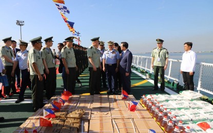 <p><strong>CHINA RELIEF GOODS.</strong> Philippine Coast Guard Commandant Adm. Joel Garcia (center) receives food packs and other relief goods from the China Coast Guard during a cross-deck visit to the CCG Vessel 5204 at the Port Area in Manila on Tuesday (Jan. 14, 2020). The CCG also donated 600 N95 masks to support the PCG's continued evacuation and relief efforts in Batangas province. <em>(Photo courtesy of PCG)</em></p>