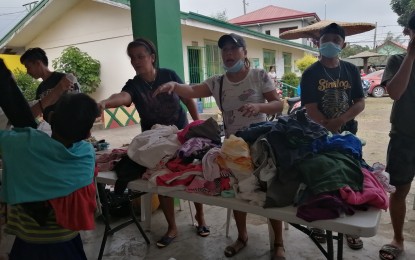 <p><strong>BAYANIHAN.</strong> Residents in some barangays of San Pascual, Batangas assist evacuees affected by the unrest of Taal Volcano on Monday (January 13, 2020). They provided their kababayans some clothes and food packs during the relief operation. <em>(PNA photo by Lade Kabagani)</em></p>