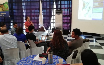 <p><strong>LANDSLIDE, FLOOD-PRONE AREAS.</strong> Mines and Geosciences Bureau of the Department of Environment and Natural Resources senior geologist Mae Magarso presents to Iloilo Governor Arthur Defensor Jr. and Iloilo local chief executives the province’s hazard map on Tuesday (Jan. 14, 2020) during the convergence meeting at Casa Real de Iloilo. Magarzo informed the officials of the updated rain-induced flooding and landslide areas, including those reassessed towns that were recently hit by Typhoon Ursula (Phanfone). <em>(PNA photo by Gail Momblan)</em></p>