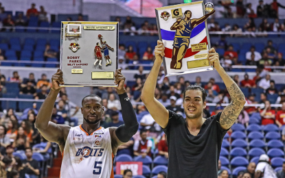 <p><strong>AWARDEES.</strong>  Meralco's Allen Durham (left) and NorthPort's big man Chris Standhardinger hoist their trophies before the Game 4 of the PBA Governor's Cup finals at the Araneta Coliseum on Wednesday night (Jan. 15, 2020).  Durham was named Best Import while Standhardinger won his first Best Player of the Conference award. <em>(Photo courtesy of PBA)</em></p>
