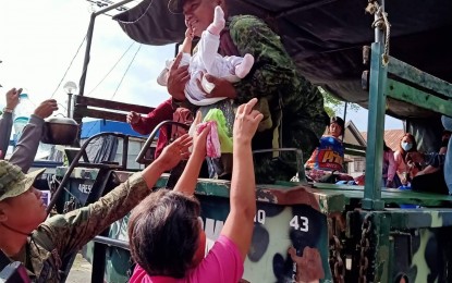 <p><strong>VOLUNTEERS</strong>. Army reservists help the evacuation of at least 3,000 families trapped in their homes when Taal Volcano erupted on Jan. 12, 2020. The families are now taking shelter in the evacuation camps arranged by government offices. <em>(Photo from PFC Lian Llanes)</em></p>
