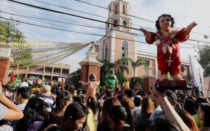 <p><strong>VIVA STO. NIÑO.</strong> Catholics venerate their images of the Sto. Niño or the child Jesus Christ during the feast day which falls on the third Sunday of January. The city government of Manila announced that some roads will be closed to ensure cleanliness and order during the celebration.<em> (File photo)</em></p>