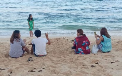 <p><strong>PATAR BEACH BOLINAO.</strong> A family enjoys the pristine white sand beach of Patar Bolinao. A total of 532,142 tourists visited the different tourist spots in this town from Jan. 1 to Dec. 31, 2019. <em>(Photo by Winna Austria)</em></p>
<p> </p>