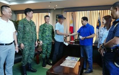 <p><strong>ASSISTANCE FOR SURRENDERERS.</strong> A former member of the Communist Party of the Philippines-New People’s Army (CPP-NPA) in Iloilo receives financial aid from Iloilo Governor Arthur Defensor Jr. on Thursday (Jan. 16, 2020). Five ex-rebels were granted PHP15,000 immediate assistance, PHP60,000 livelihood assistance, and the corresponding amount for their surrendered firearms under the government’s Enhanced Comprehensive Local Integration Program (E-CLIP). <em>(PNA Photo by Gail Momblan)</em></p>