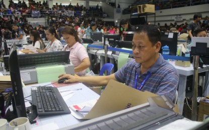 Pasig gov't works overtime to renew permits of late applicants