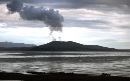 <p><strong>FEWER QUAKES</strong>.  Fewer sulfur dioxide emissions and volcanic earthquakes were recorded in Taal for the past 24 hours on Tuesday (January 21, 2019). Taal Volcano, however, remains on Alert Level 4, which means hazardous explosive eruption is possible within hours to days. (<em>PNA file photo by Joey Razon</em>) </p>