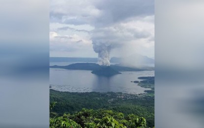 <p><strong>TOTAL EVACUATION. </strong>The Philippine Institute of Volcanology and Seismology officials reiterate the need for total evacuation from high-risk areas, as Taal Volcano remains on Alert Level 4. This level has been raised over the volcano since January 13, which means that hazardous explosive eruption is possible within hours or days. (<em>PNA file photo by Joey Razon</em>)<strong>  </strong></p>