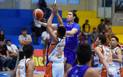 <p><strong>VINTAGE PERFORMANCE.</strong> Carlo Lastimosa scores a layup as he put up a brilliant performance with 27 points to lead Manila to a rout of Mindoro, 133-101, in Bacoor City on Monday (Jan. 20, 2020). Manila formally sent Mindoro out of playoff contention. <em>(Photo courtesy of MPBL)</em></p>