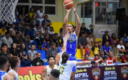 <p><strong>CEBU COMPLICATES PLAYOFF.</strong> Cebu's Rhaffy Octobre attempts a jumper against Nueva Ecija's James Martinez in their MPBL Lakan Season game at the STRIKE Gym in Bacoor on Monday (Jan. 20, 2020). Cebu’s 77-73 win made the race for the last playoff slot more complicated. <strong>(Photo courtesy of MPBL)</strong></p>